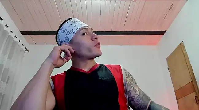 Snapshot of aquiles_51 chatting on 03.18.25 aquiles 51 online show from 03.18.25