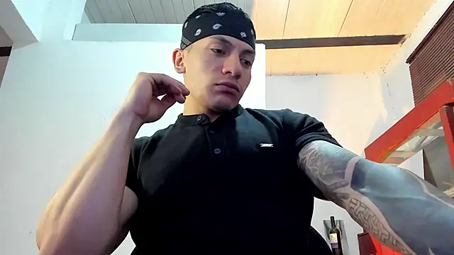 Snapshot of aquiles_51 chatting on 10.06.25 aquiles 51 online show from 10.06.25