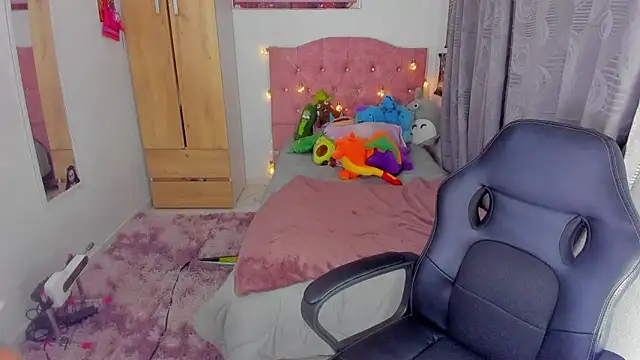 saralolo420 online show from 12.24.24