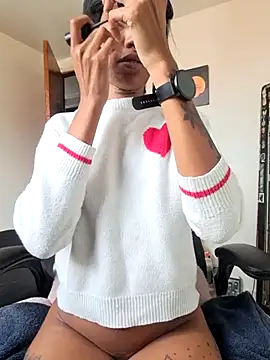 Snapshot of Honey-420- chatting on 11.30.25 Honey-420- online show from 11.30.25