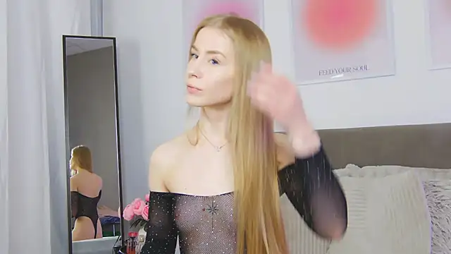 Snapshot of VioletiSwone chatting on 09.26.25 VioletiSwone online show from 09.26.25