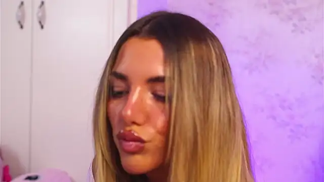 ClaraHazel online show from 10.15.25