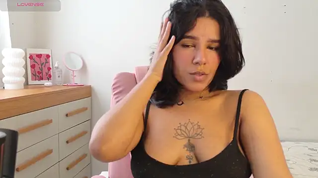 Snapshot of ninapego chatting on 11.26.25 ninapego online show from 11.26.25