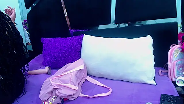 Snapshot of Cocoo_Nuth chatting on 01.10.25 Cocoo Nuth online show from 01.10.25