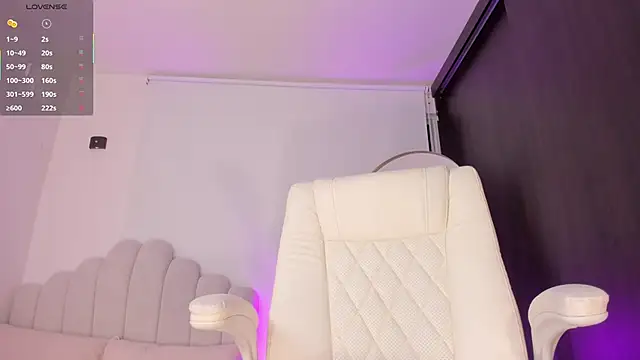 Snapshot of AmberLewis_ chatting on 04.27.26 AmberLewis online show from 04.27.26
