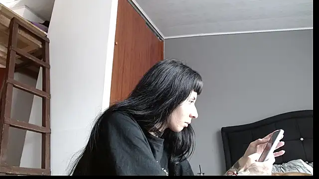 Snapshot of Emilia_1995 chatting on 01.25.25 Emilia 1995 online show from 01.25.25