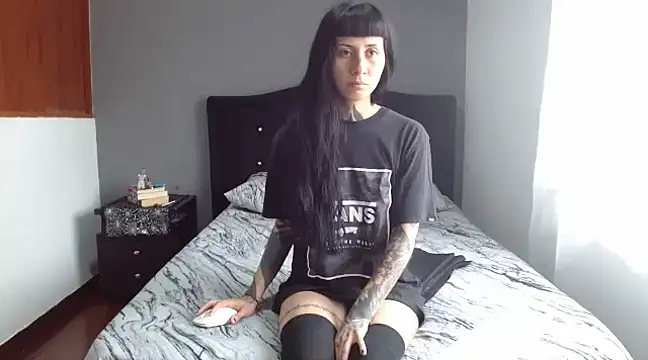 Snapshot of Emilia_1995 chatting on 02.16.25 Emilia 1995 online show from 02.16.25