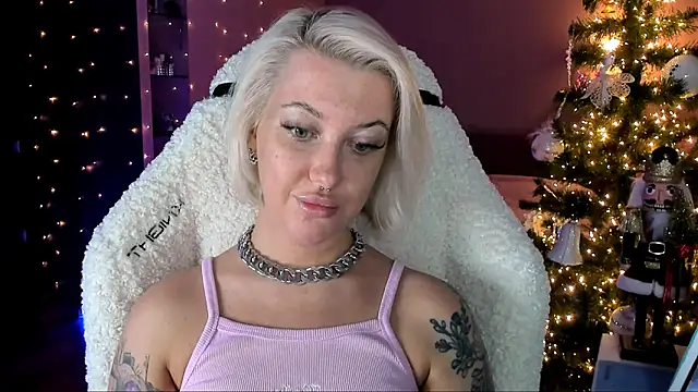 Snapshot of tykioty_Miley chatting on 12.25.24 tykioty Miley online show from 12.25.24