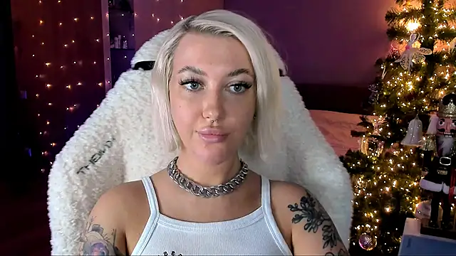 Snapshot of tykioty_Miley chatting on 01.08.25 tykioty Miley online show from 01.08.25