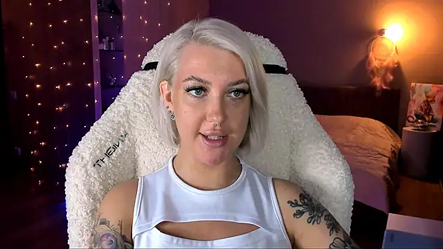 Snapshot of tykioty_Miley chatting on 01.28.25 tykioty Miley online show from 01.28.25