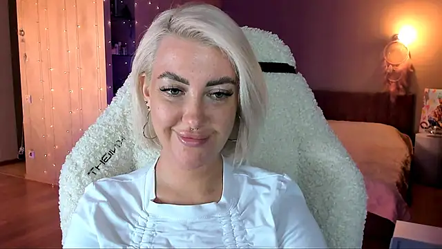 Snapshot of tykioty_Miley chatting on 02.08.25 tykioty Miley online show from 02.08.25