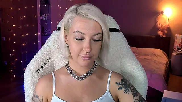 Snapshot of tykioty_Miley chatting on 02.11.25 tykioty Miley online show from 02.11.25