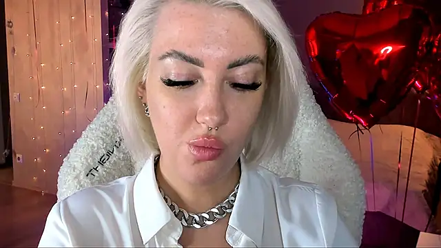 Snapshot of tykioty_Miley chatting on 02.14.25 tykioty Miley online show from 02.14.25