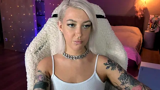 Snapshot of tykioty_Miley chatting on 11.08.25 tykioty Miley online show from 11.08.25