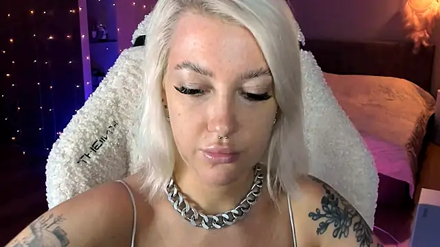 Snapshot of tykioty_Miley chatting on 11.21.25 tykioty Miley online show from 11.21.25