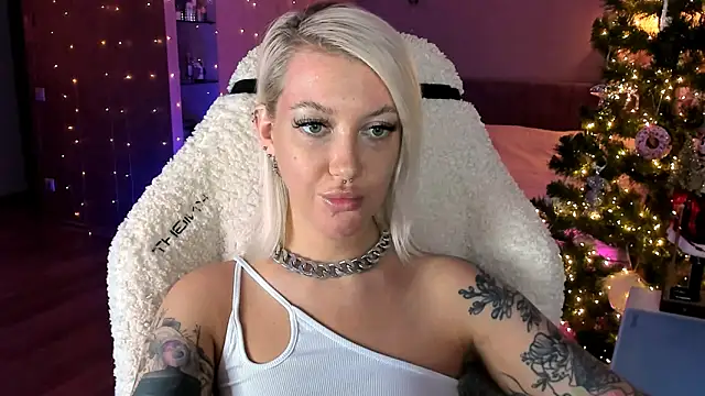 Snapshot of tykioty_Miley chatting on 12.15.25 tykioty Miley online show from 12.15.25