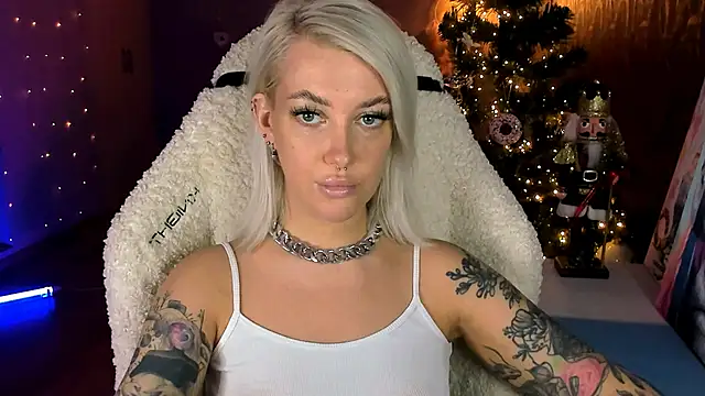 Snapshot of tykioty_Miley chatting on 01.12.26 tykioty Miley online show from 01.12.26