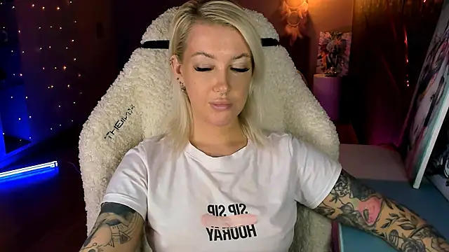 Snapshot of tykioty_Miley chatting on 04.10.26 tykioty Miley online show from 04.10.26