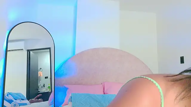 Snapshot of sh_malala chatting on 11.25.25 sh malala online show from 11.25.25