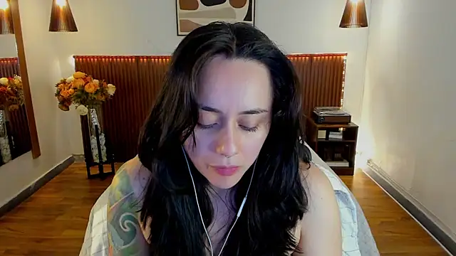 Snapshot of KatherineBond chatting on 06.23.26 KatherineBond online show from 06.23.26