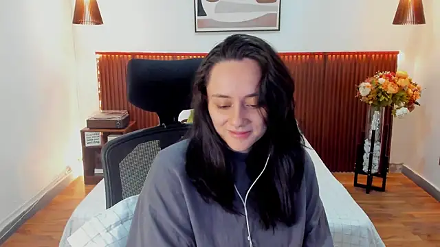 Snapshot of KatherineBond chatting on 07.13.26 KatherineBond online show from 07.13.26