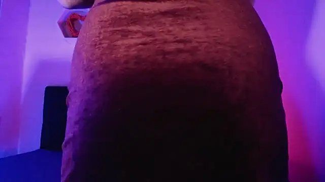 Snapshot of AnnaliOlsenX chatting on 01.04.25 AnnaliOlsenX online show from 01.04.25