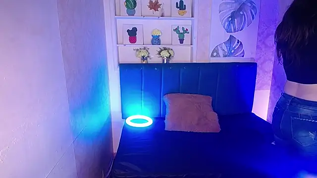 Snapshot of AnnaliOlsenX chatting on 02.19.25 AnnaliOlsenX online show from 02.19.25