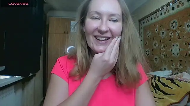 Snapshot of AnnaXLovers chatting on 10.23.25 AnnaXLovers online show from 10.23.25