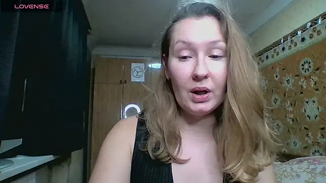 Snapshot of AnnaXLovers chatting on 10.30.25 AnnaXLovers online show from 10.30.25