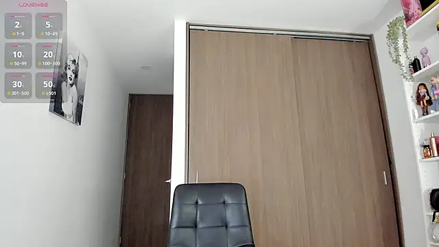 Snapshot of khloelatin chatting on 02.09.25 khloelatin online show from 02.09.25