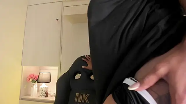 Snapshot of tamaraa_smiith chatting on 02.22.26 tamaraa smiith online show from 02.22.26