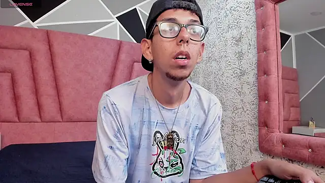 Derek and Skarlet online show from 02.07.25