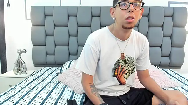 Derek and Skarlet online show from 09.18.25