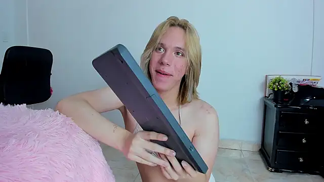 Snapshot of _Little_angel69 chatting on 12.18.24 Little angel69 online show from 12.18.24