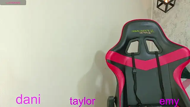 Snapshot of emy_0 chatting on 04.23.26 emy 0 online show from 04.23.26