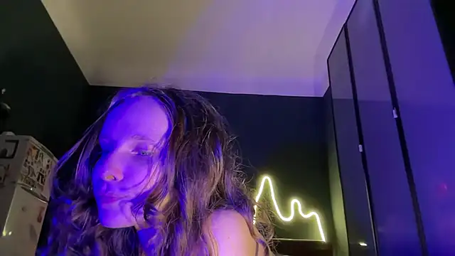 Snapshot of MikkyMoony chatting on 10.09.25 MikkyMoony online show from 10.09.25