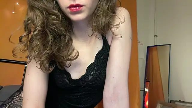 Snapshot of MikkyMoony chatting on 10.31.25 MikkyMoony online show from 10.31.25