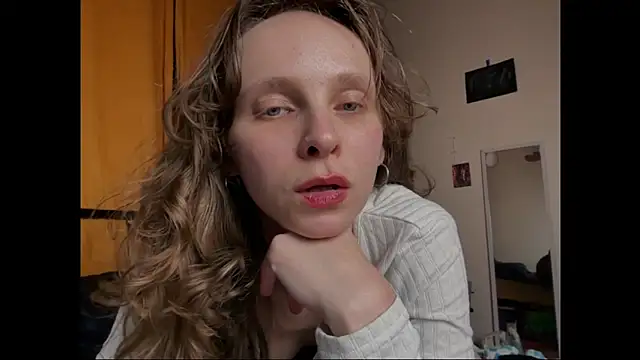 Snapshot of MikkyMoony chatting on 11.23.25 MikkyMoony online show from 11.23.25