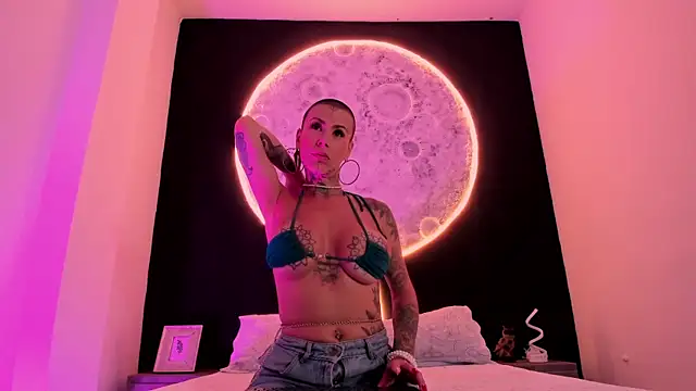 Snapshot of GinebraaFox_ chatting on 02.13.25 GinebraaFox online show from 02.13.25