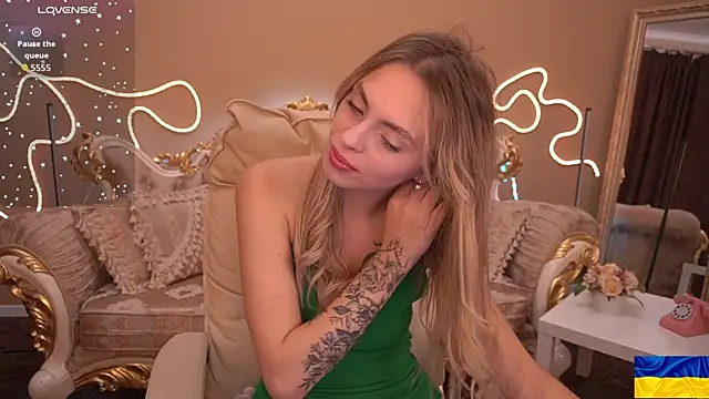 Snapshot of ChloeBrightt chatting on 10.03.25 ChloeBrightt online show from 10.03.25