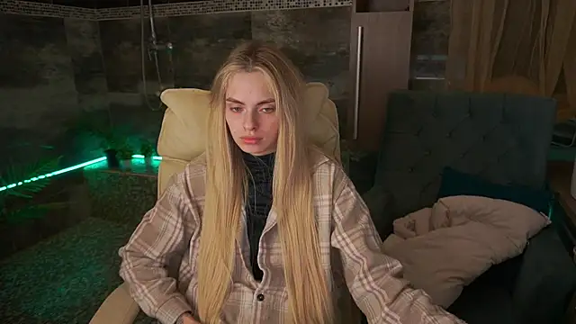 Snapshot of ChloeBrightt chatting on 11.20.25 ChloeBrightt online show from 11.20.25