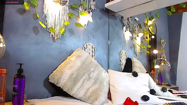 ItsVenuss online show from 12.17.24