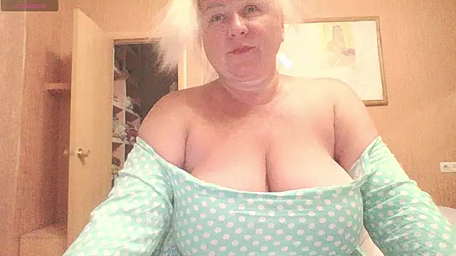Snapshot of mira_robinsonnn chatting on 06.22.26 mira robinsonnn online show from 06.22.26