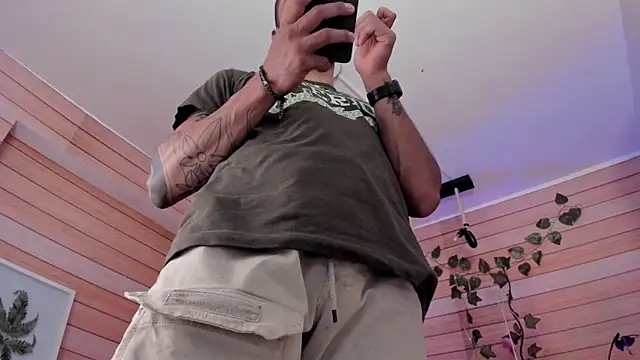 Snapshot of Tom_cooper_ chatting on 03.22.25 Tom cooper online show from 03.22.25