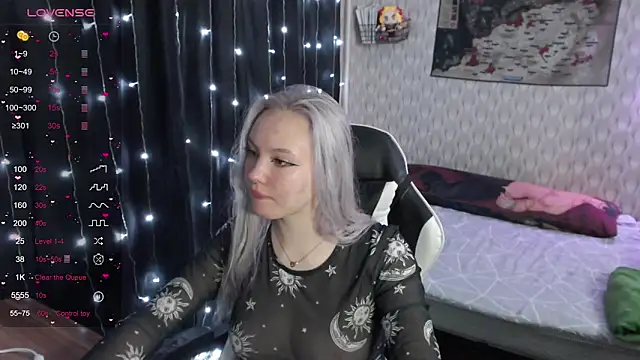 Snapshot of VikaPowers chatting on 12.12.24 VikaPowers online show from 12.12.24