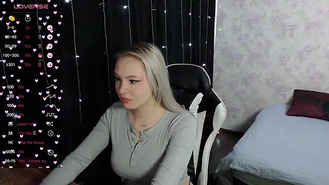 Snapshot of VikaPowers chatting on 03.11.25 VikaPowers online show from 03.11.25