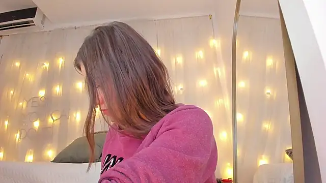 Petite Lucie online show from 02.20.25