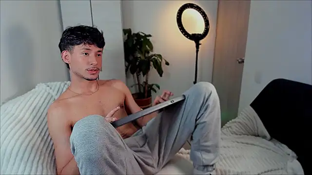 Snapshot of dimitri_targaryen chatting on 12.31.24 dimitri targaryen online show from 12.31.24