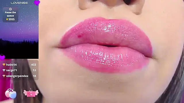 Snapshot of krysten_ritter2 chatting on 02.08.25 krysten ritter2 online show from 02.08.25