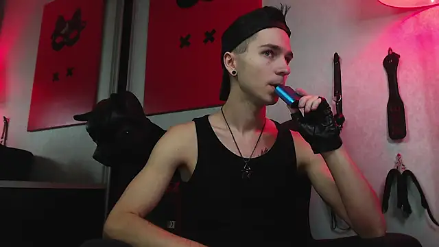 Joseph  Quinn online show from 02.01.25